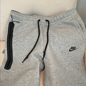 Nike Men’s Light Gray Sweatpants with Black Accents L